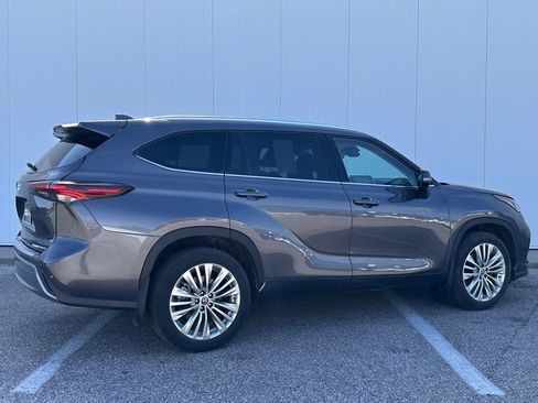 Used 2024 Toyota Highlander Platinum AWD/4WD image 6