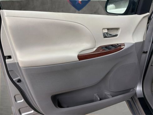 Used 2013 Toyota Sienna XLE w/ Entertainment Pkg image 44