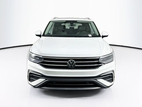 Used 2024 Volkswagen Tiguan SE w/ Panoramic Sunroof Package FWD image 2