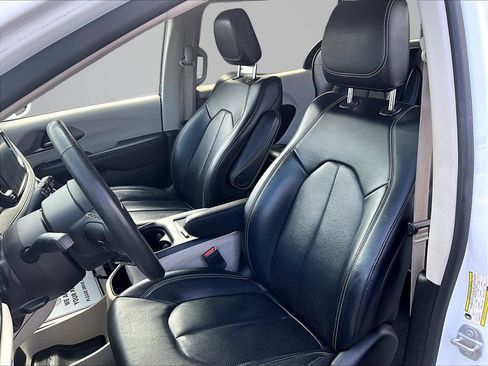 Used 2022 Chrysler Pacifica Touring-L FWD image 23