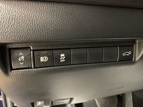 Used 2024 Toyota Venza LE AWD/4WD image 18