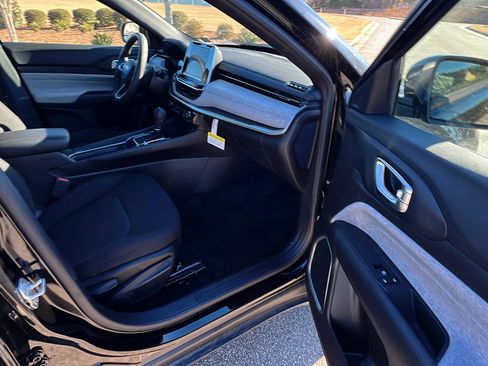 Used 2025 Jeep Compass Sport image 19