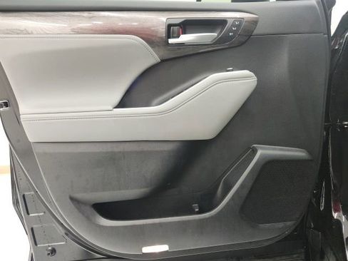 Used 2023 Toyota Highlander Platinum image 12