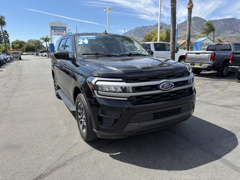 Used 2024 Ford Expedition XLT AWD/4WD image 2