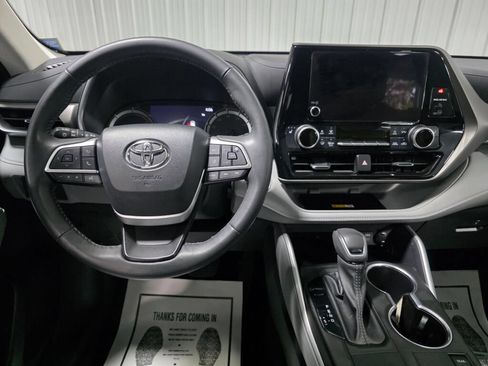 Used 2024 Toyota Highlander XLE AWD/4WD image 8