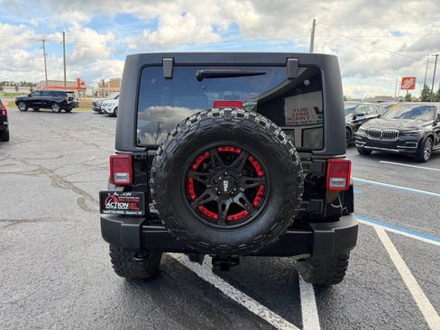 Used 2017 Jeep Wrangler Unlimited Sahara AWD/4WD image 4