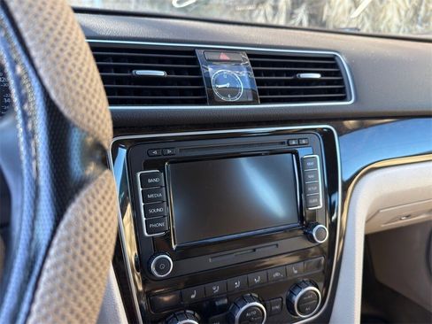 Used 2014 Volkswagen Passat TDI SEL Premium image 16