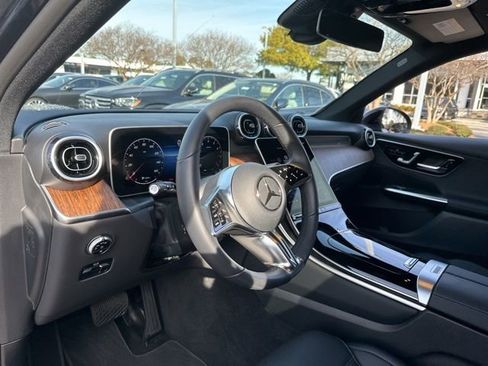 Used 2025 Mercedes-Benz GLC 300 4MATIC image 17