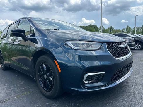 Used 2023 Chrysler Pacifica Touring-L FWD image 2