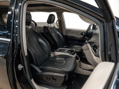 Used 2020 Chrysler Pacifica Limited FWD image 50