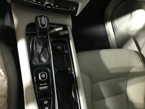 Used 2020 Volvo XC90 T5 Momentum w/ Protection Package Premier FWD image 30