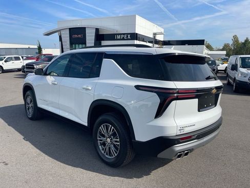 Used 2025 Chevrolet Traverse LT image 3