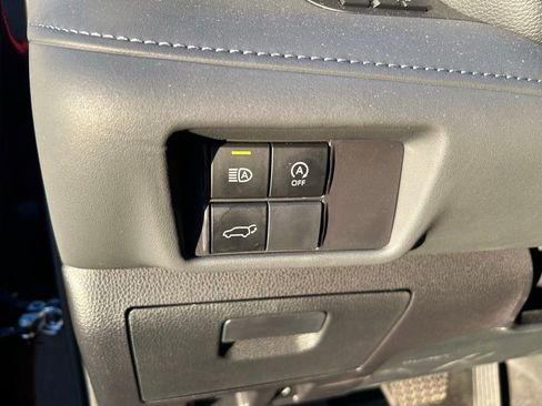 Used 2023 Toyota Highlander LE FWD image 19