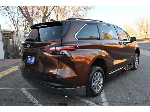 Used 2022 Toyota Sienna XLE image 6