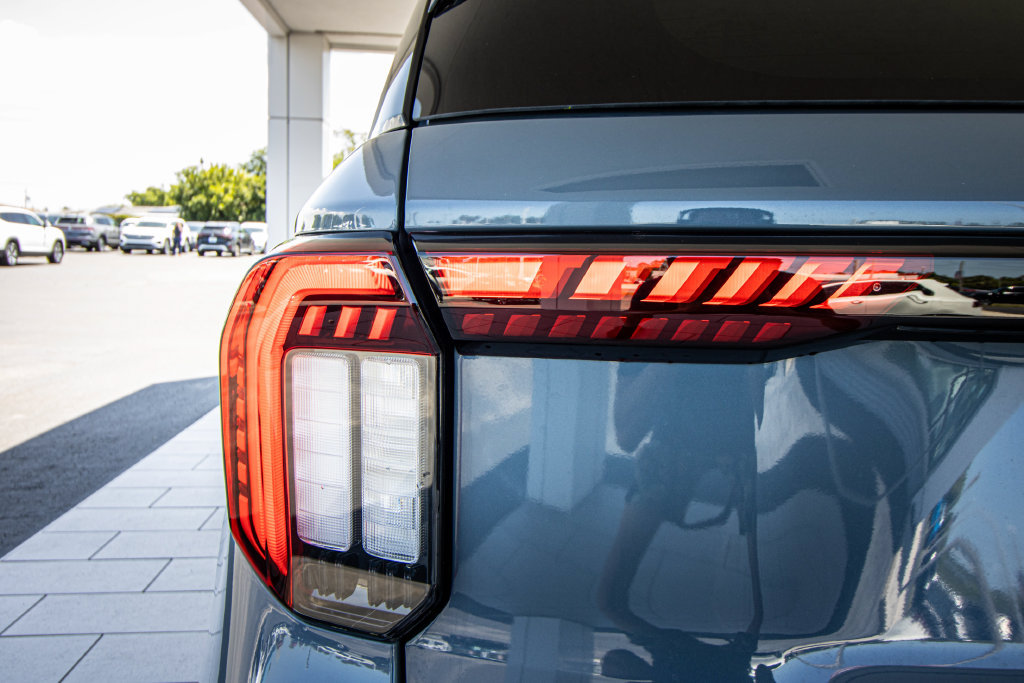Used 2025 Ford Explorer Active w/ Active Comfort Package RWD image 12