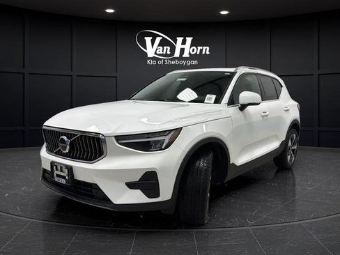 Used 2025 Volvo XC40 B5 Core AWD/4WD image 3
