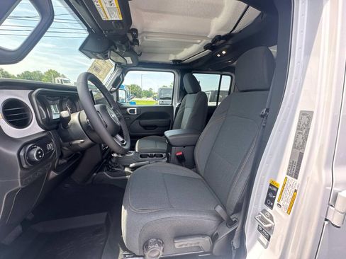 New 2025 Jeep Gladiator Sport image 11