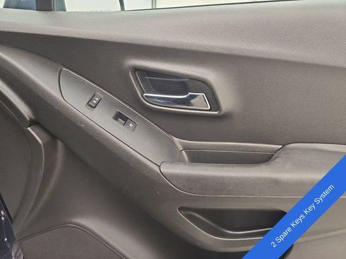 Used 2018 Chevrolet Trax LT w/ LT Convenience Package FWD image 11