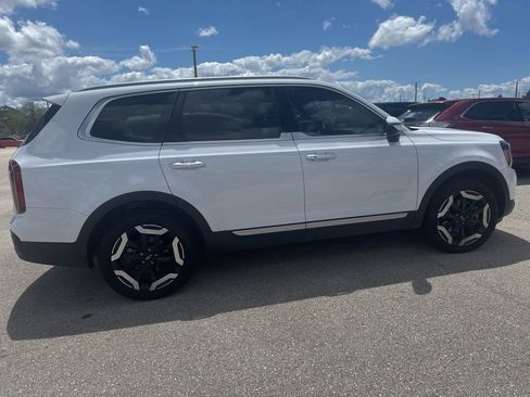 Used 2024 Kia Telluride S image 3