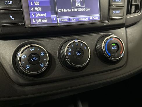 Used 2018 Toyota RAV4 LE AWD/4WD image 16