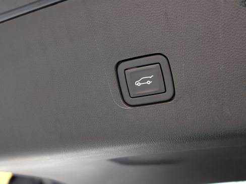 Used 2023 Chevrolet Traverse RS image 46