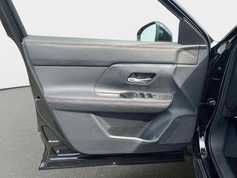 Used 2025 Nissan Kicks SR AWD/4WD image 17
