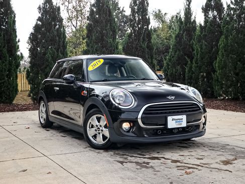 Used 2019 MINI Cooper 2-Door Hardtop image 2