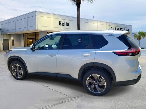 Used 2025 Nissan Rogue SV image 3