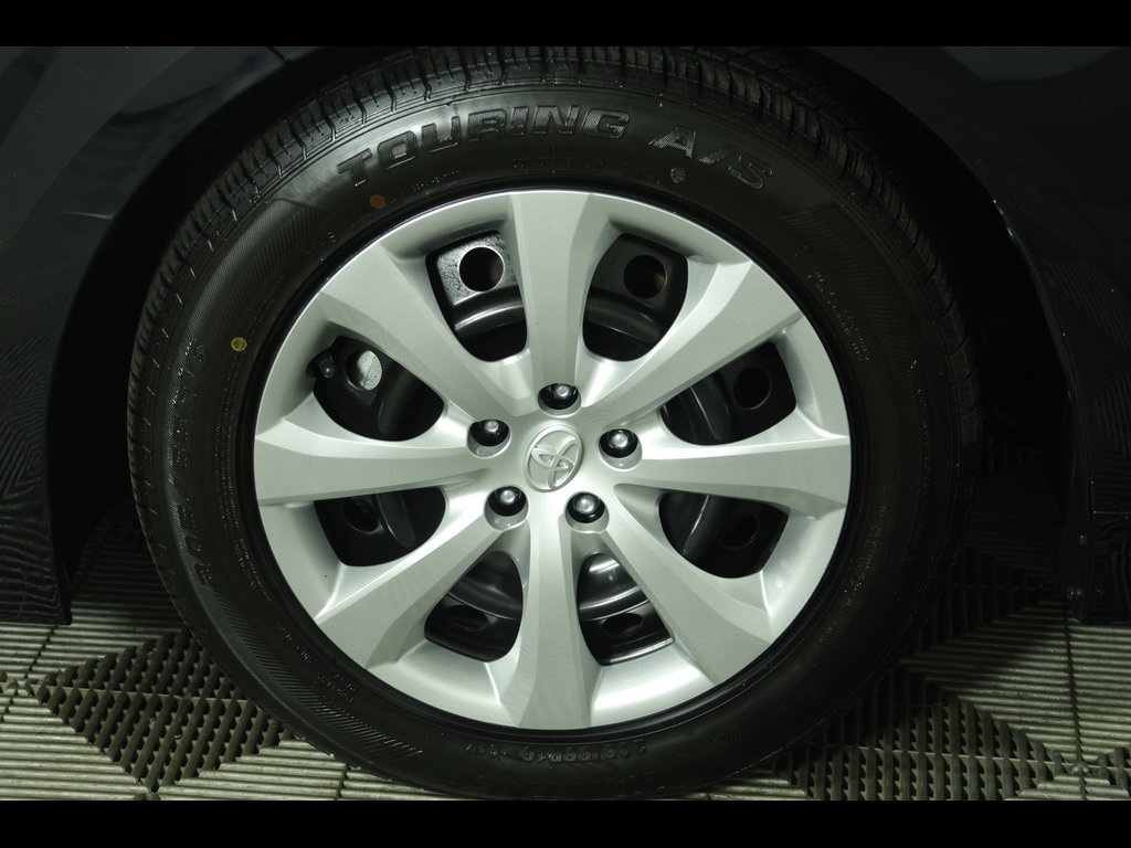 Used 2025 Toyota Corolla LE FWD image 5