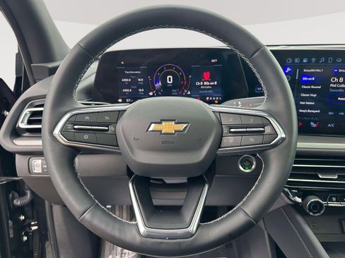 Used 2025 Chevrolet Traverse LT w/ Sun and Wheel Package image 16