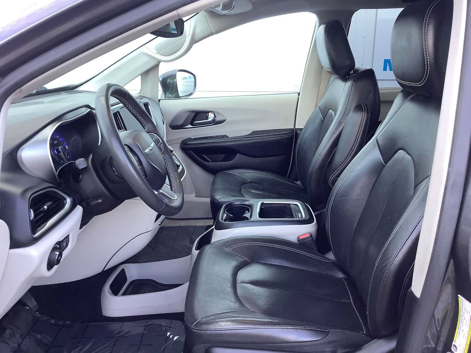 Used 2022 Chrysler Pacifica Touring-L FWD image 2