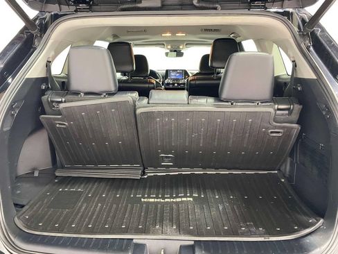 Used 2022 Toyota Highlander XLE AWD/4WD image 9