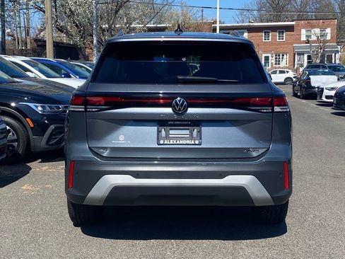 Used 2025 Volkswagen Tiguan SE AWD/4WD image 4