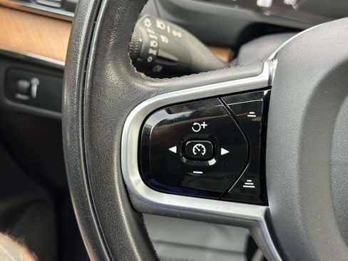 Certified 2022 Volvo XC90 T6 Momentum w/ Climate Package image 25