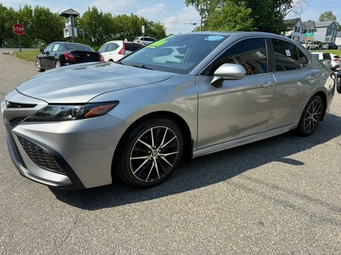 Used 2022 Toyota Camry SE w/ Carpet Mat Package (TMS) AWD/4WD image 1