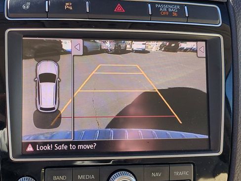 Used 2016 Volkswagen Touareg Sport image 23