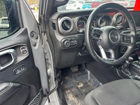 Used 2018 Jeep Wrangler Unlimited Sahara AWD/4WD image 9