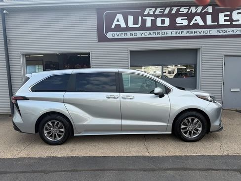 Used 2023 Toyota Sienna XLE AWD/4WD image 2