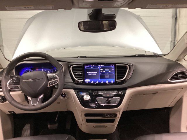 Used 2023 Chrysler Pacifica Touring-L FWD image 17