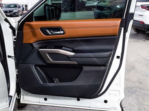 Used 2024 Nissan Pathfinder Platinum image 13