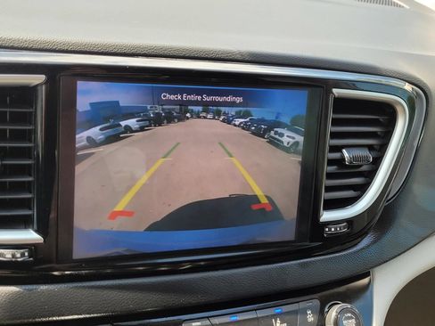 Used 2023 Chrysler Pacifica Touring-L FWD image 22