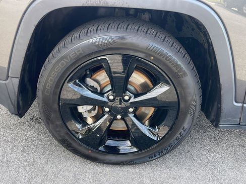 Used 2017 Jeep Cherokee Sport FWD image 13