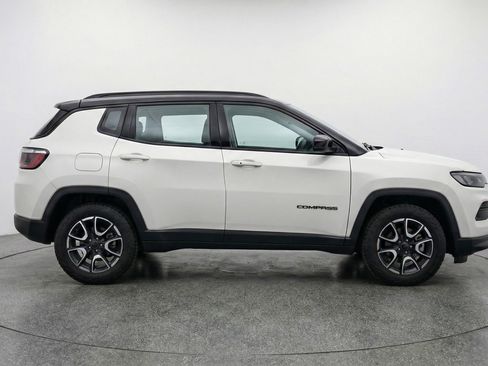 Used 2025 Jeep Compass Trailhawk AWD/4WD image 11