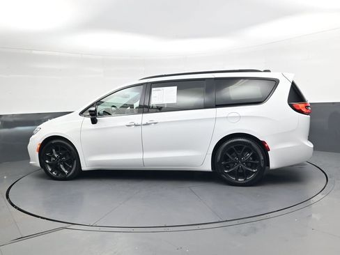 Used 2025 Chrysler Pacifica Limited FWD image 6