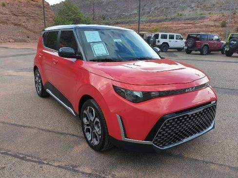 Used 2025 Kia Soul EX FWD image 3