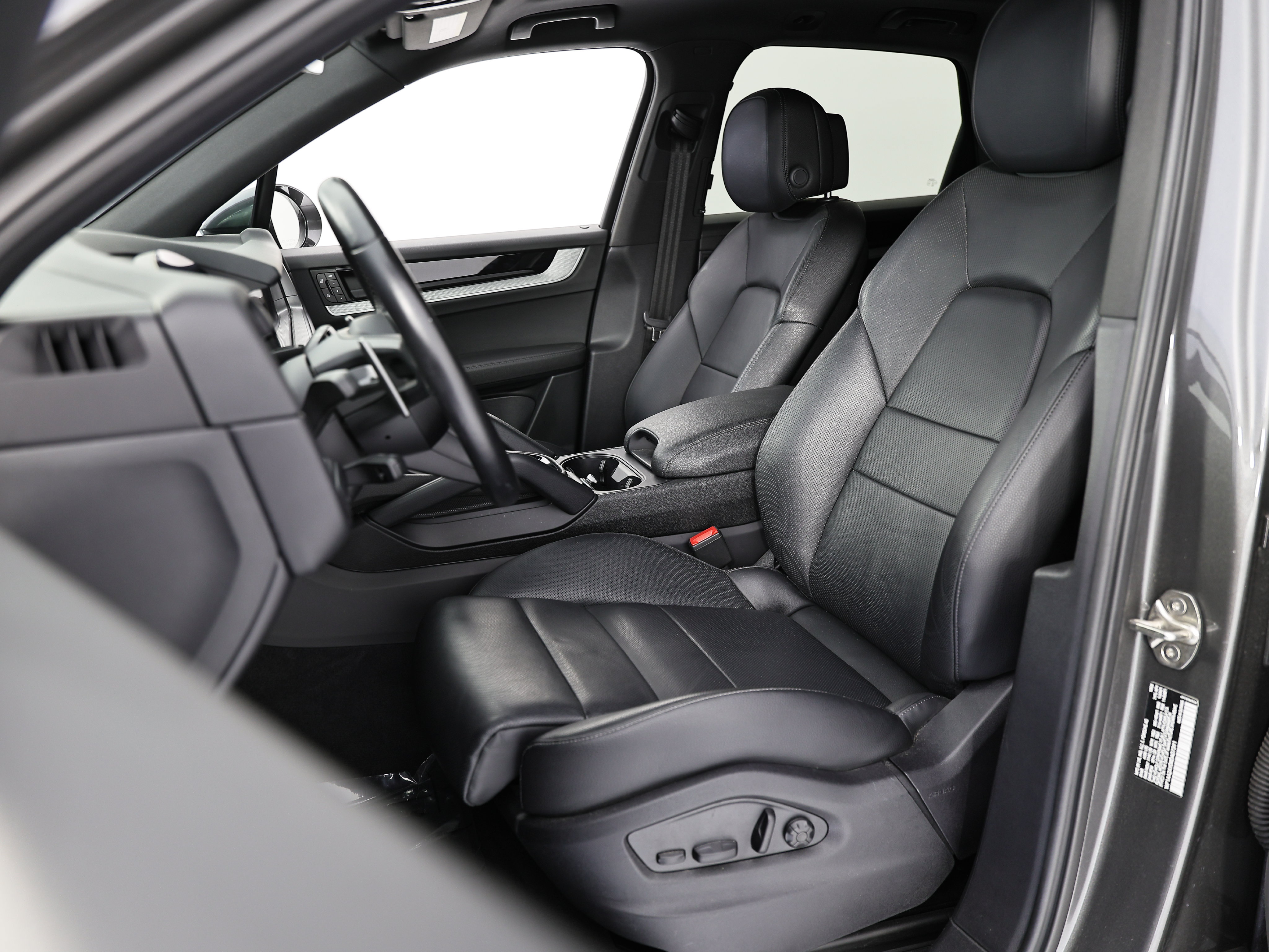 Used 2024 Porsche Cayenne AWD/4WD image 5