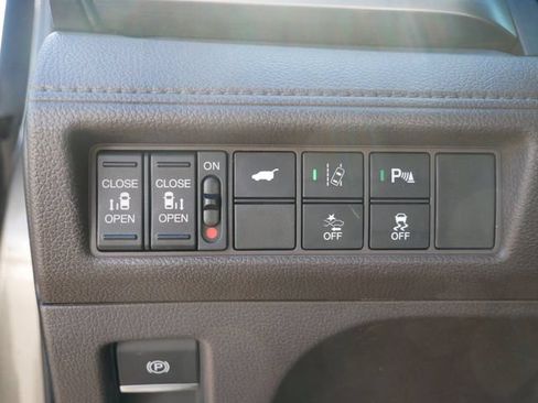 Used 2018 Honda Odyssey Touring image 16