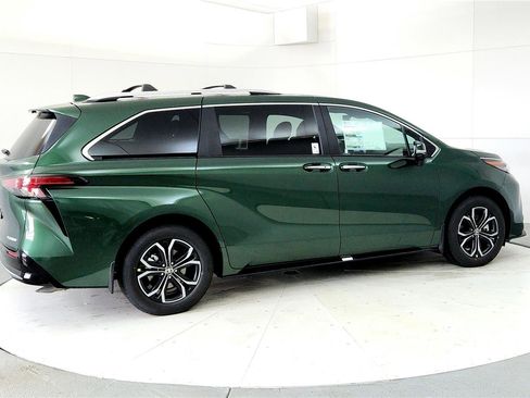 New 2026 Toyota Sienna Platinum image 6
