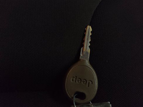 Used 2018 Jeep Wrangler Unlimited Sport w/ Mopar Black Appearance Group AWD/4WD image 32