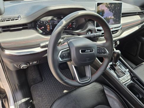 Used 2025 Jeep Compass Trailhawk AWD/4WD image 9
